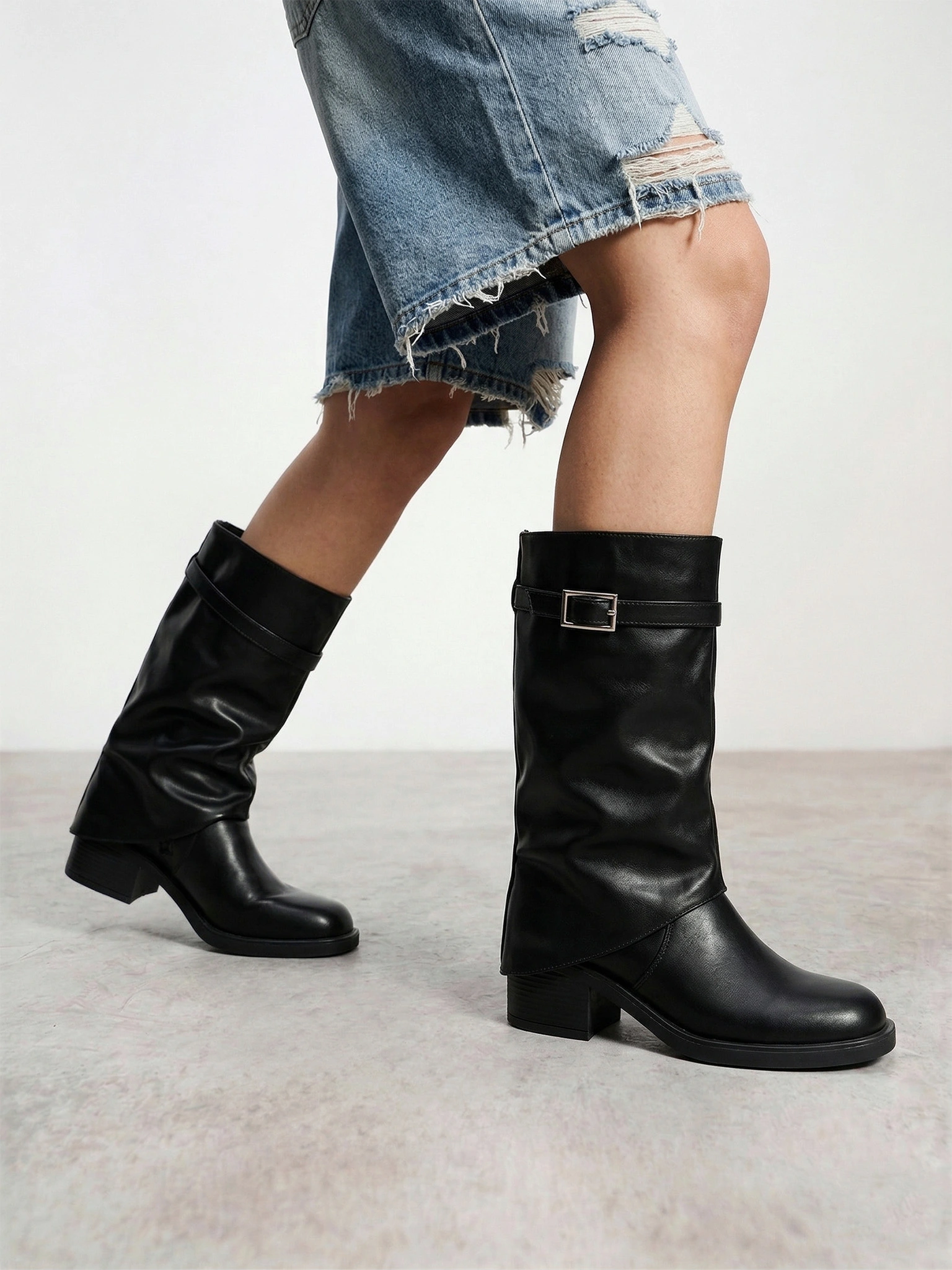 Сапоги укороченные с отворотом черного цвета